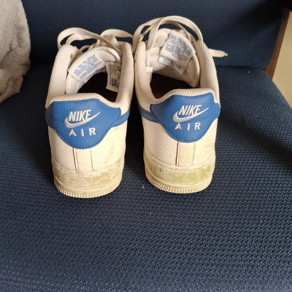Nike Men’s Air Force 1 White Leather Sneakers with Blue Swoosh - Picture 4 of 6